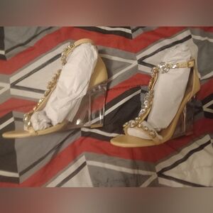 beige shoedazzle heels